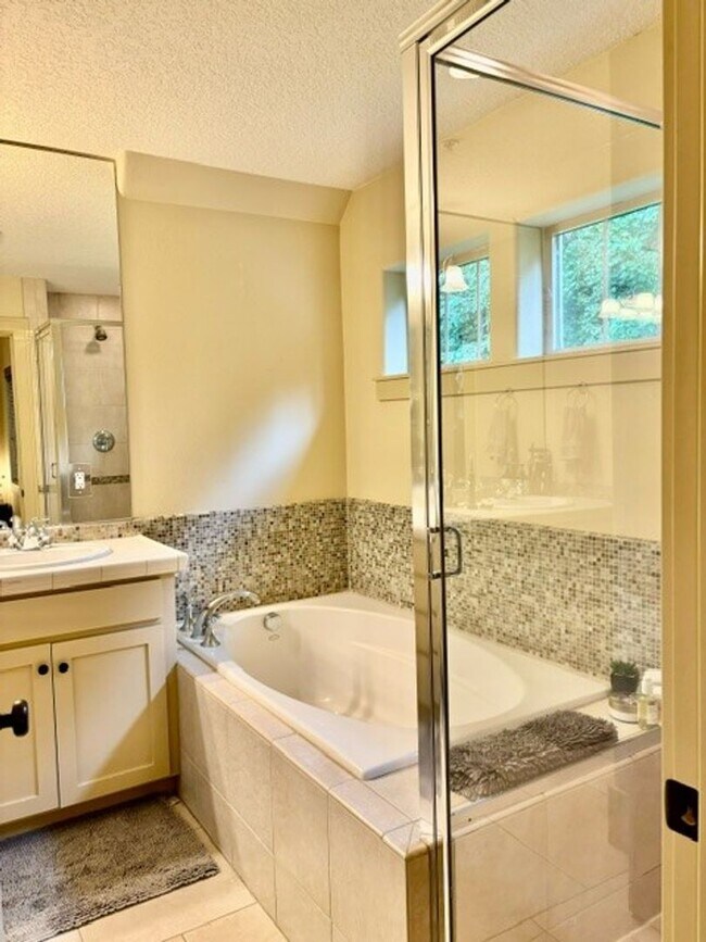 Building Photo - Beautiful Lake Oswego Newer Townhome Walki...