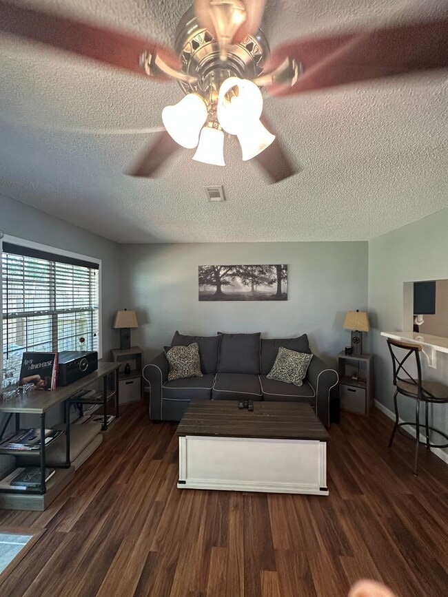 Building Photo - Foxhill Commons Subdivision!  Fully Furnis...
