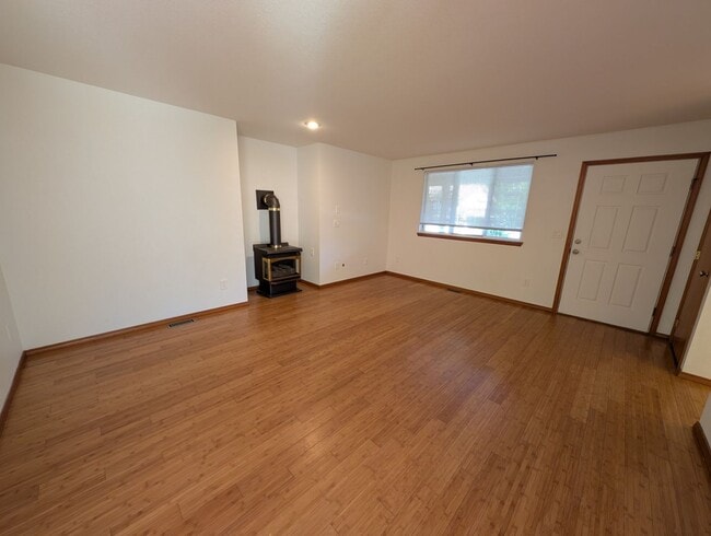 Building Photo - Well Maintained PO 3 Bedroom, HUGE FENCED ...