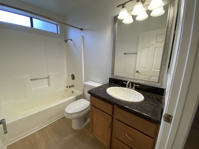 Building Photo - 2 Bedroom, 2 Bath, Downstairs Condo!
