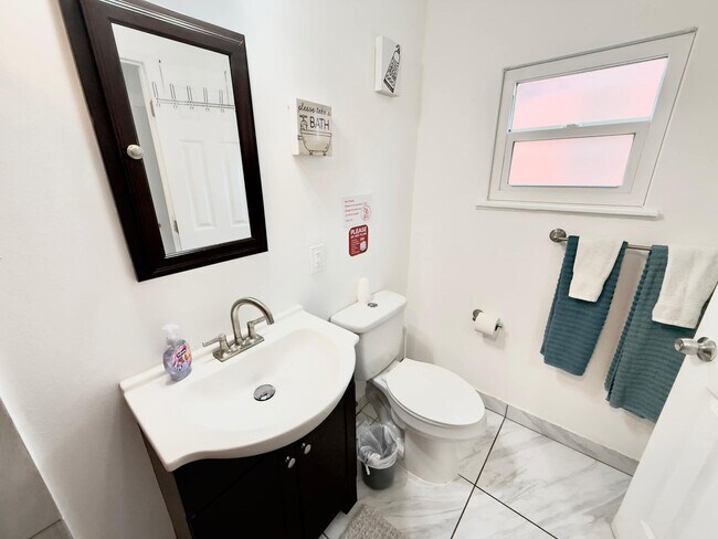 Building Photo - 324 Van Buren St