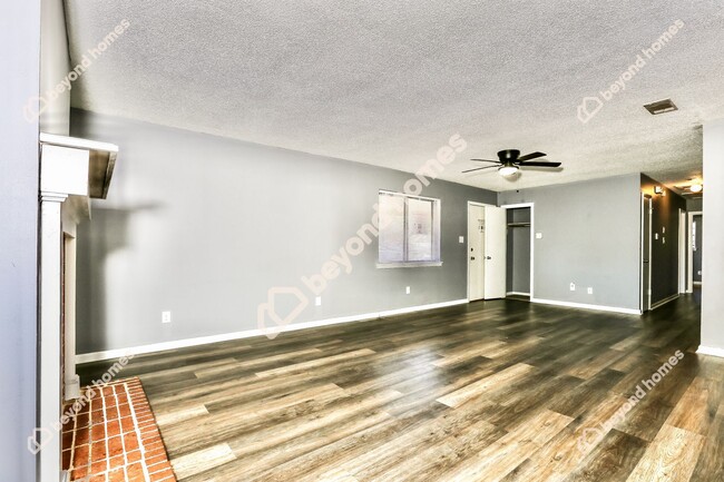 Building Photo - Beautifully Renovated 3 Bedroom 1.5 Bath -...
