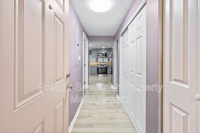 Building Photo - 705 W 47th St