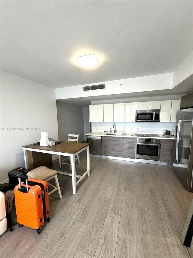 Building Photo - 1010 SW 2nd Ave