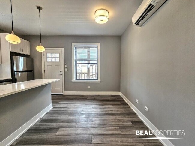 Building Photo - 2 bedroom in CHICAGO IL 60613