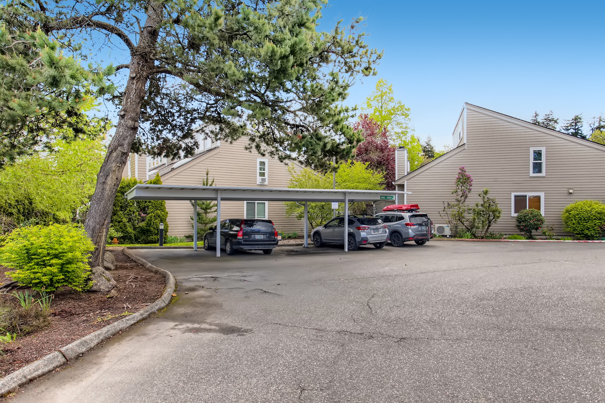 Building Photo - 4690 SW Comus Plz
