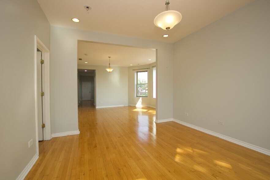 Building Photo - 2531 N Kildare Ave