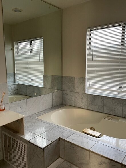 Building Photo - 409 Dellbrook Ave