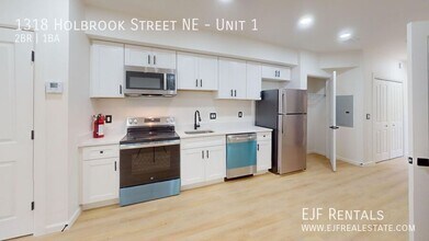 Building Photo - 1318 Holbrook St NE