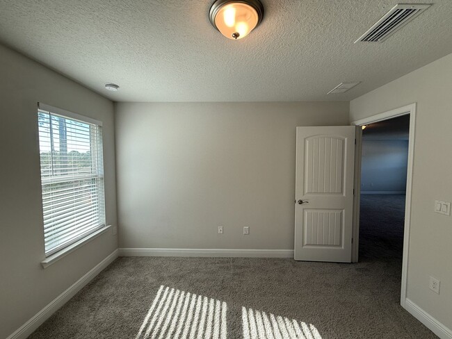 Building Photo - 4 Bedroom 2.5 Bath Home in Nautical Landin...