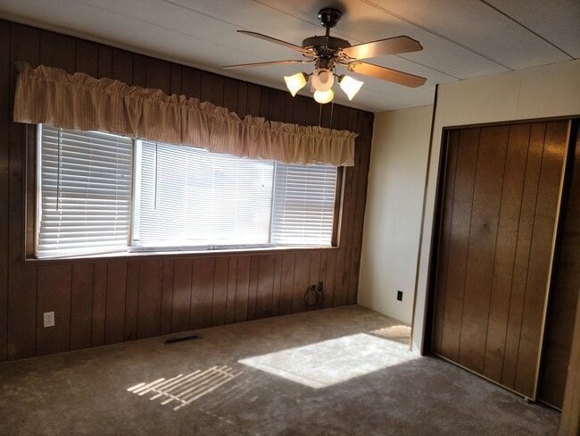 Building Photo - 10977 N Log Rd