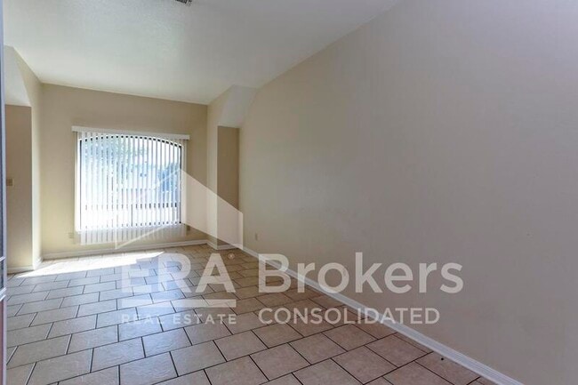 Building Photo - 800 Silver Creek Dr