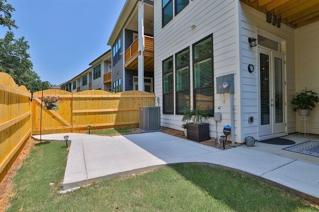 Building Photo - 144 Village Green Ave