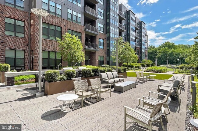 Building Photo - 1761 Old Meadow Rd