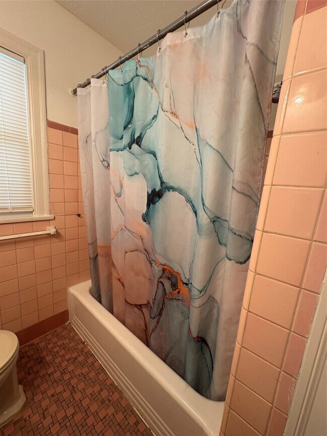 Building Photo - 2011 33rd St