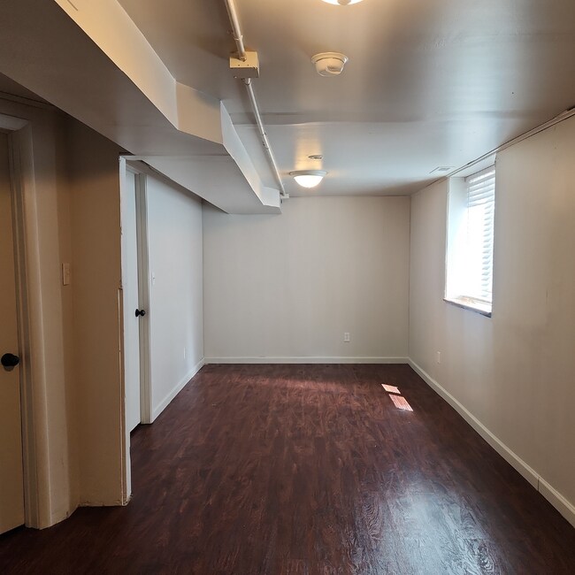 Building Photo - 911 W Leola St