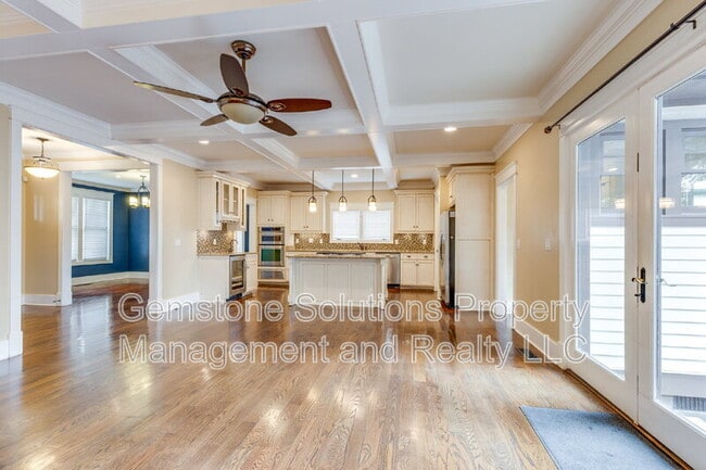 Building Photo - 210 38th Ave N