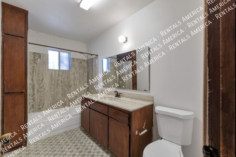 Building Photo - 947 N Alvernon Way