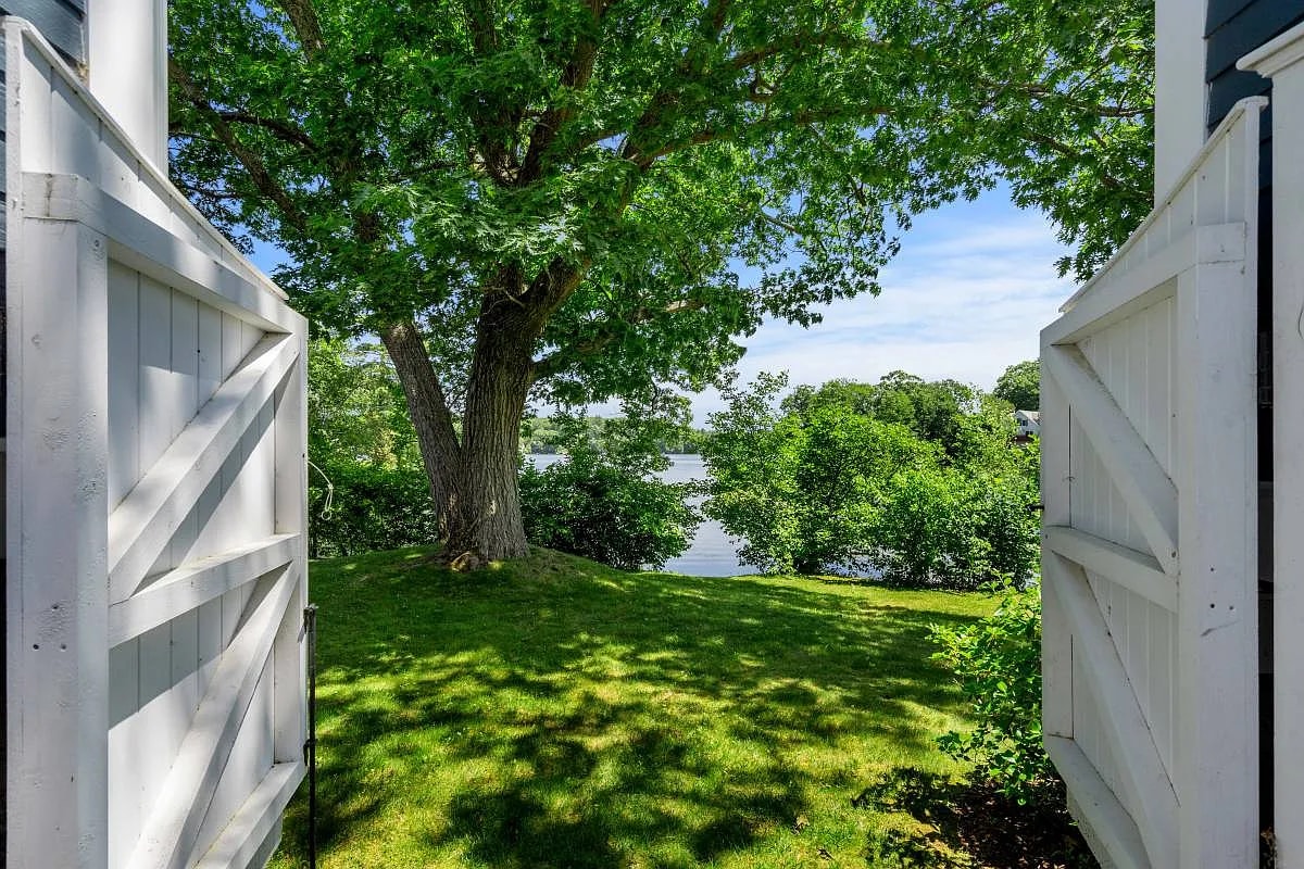 Lakeside Lawn - 64 Shore Rd