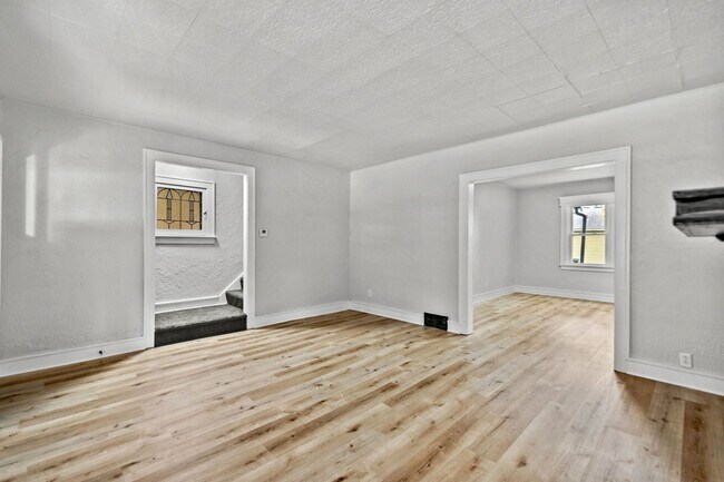 Building Photo - Beautiful 3 bedroom home in Crafton Heights available May 1!