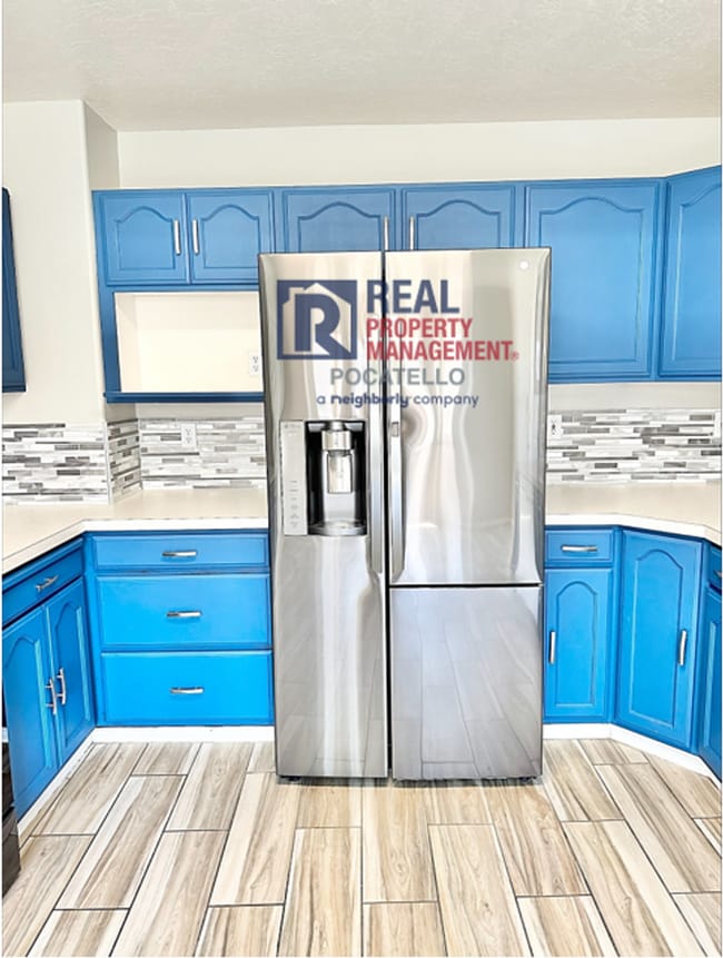 Building Photo - 5 Bedroom 3.5 Bath House - Pet Friendly