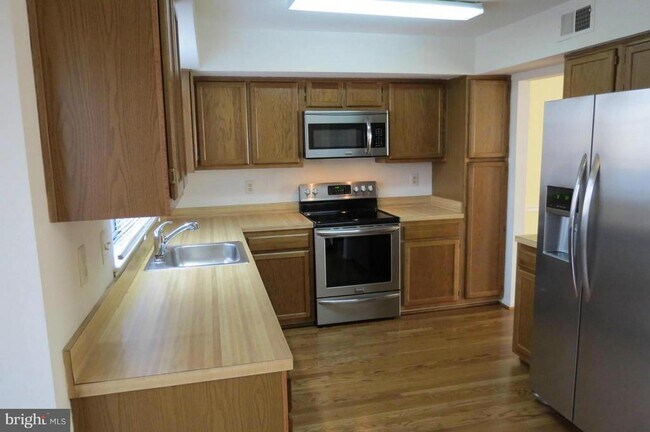 Building Photo - 2208 Wimbledon Cir