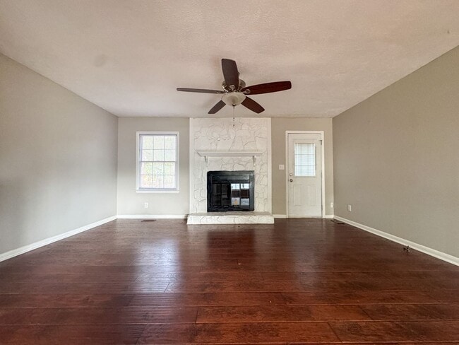 Building Photo - Charming 3 Bed 2 Bath Home with Fenced Yard