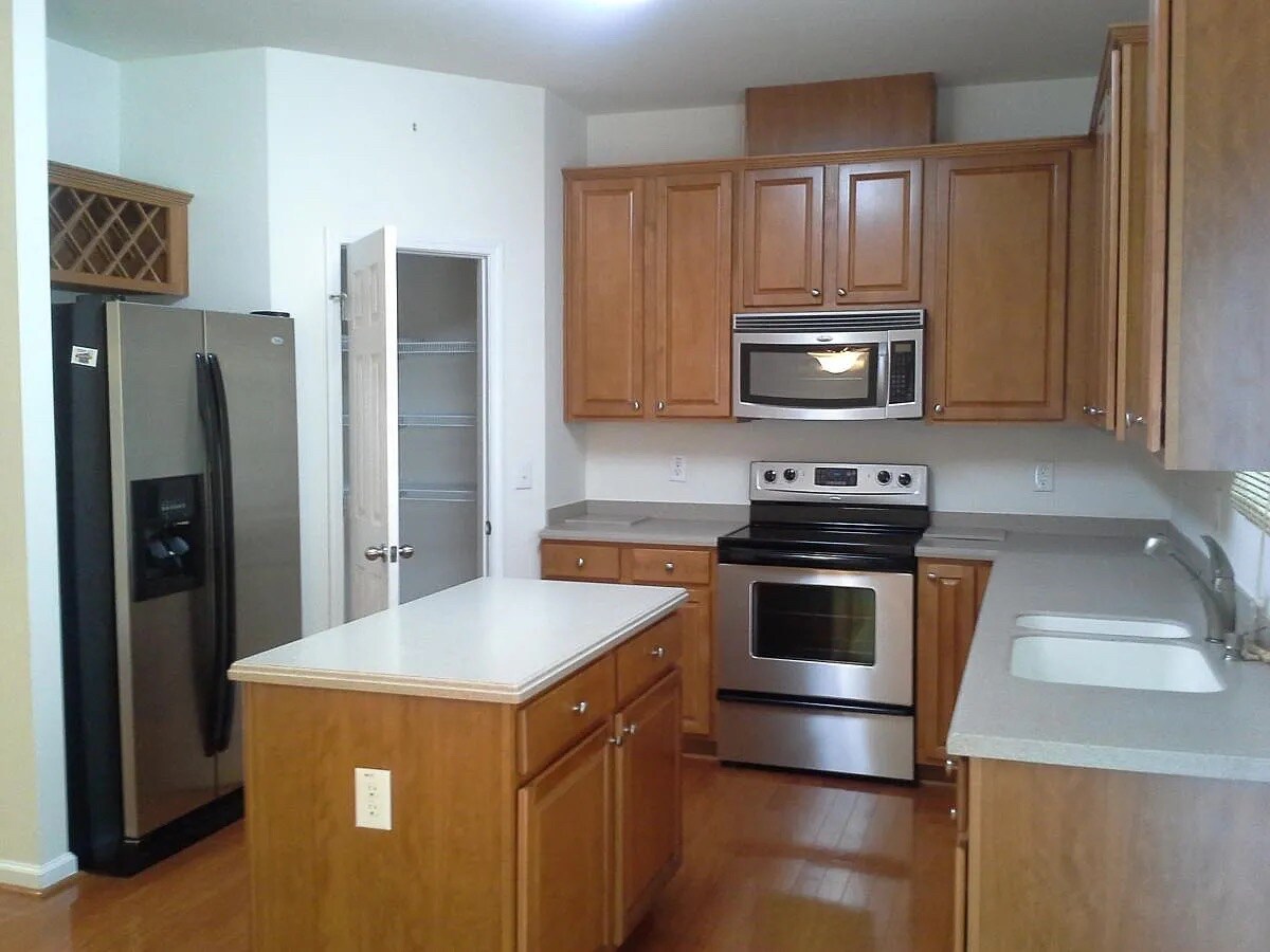 Building Photo - Room in Townhome on Hampshire Downs Dr