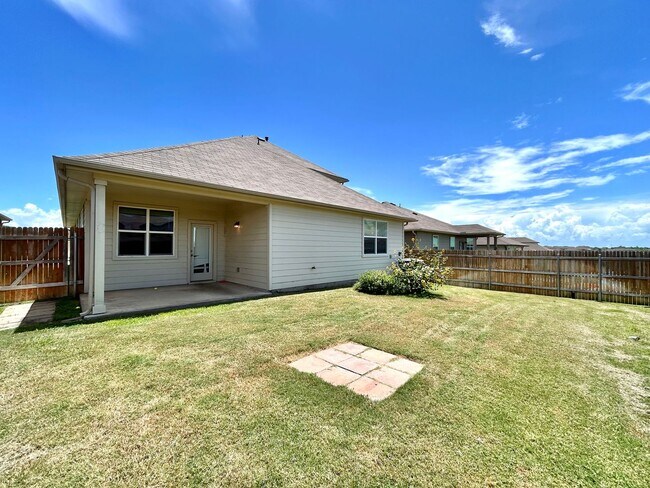 Building Photo - Bright and Spacious 4/BR 3/BA Home with Pr...