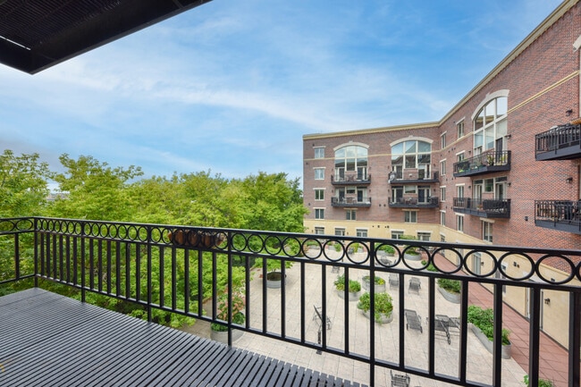 Building Photo - 1515 N Van Buren St