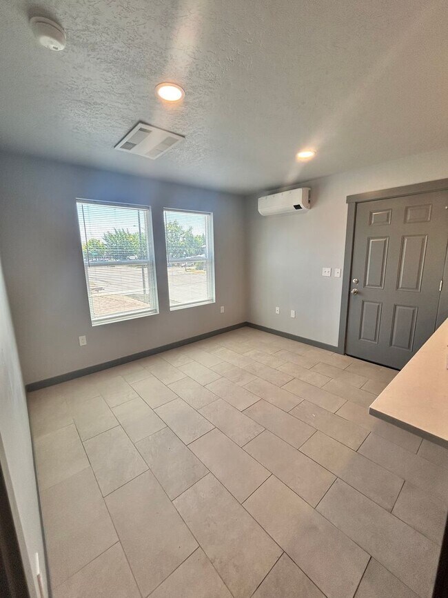 Building Photo - 2106 S Vista Ave