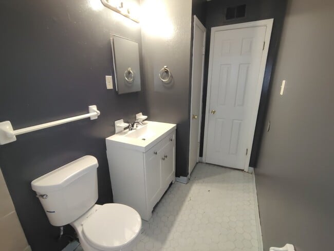 Building Photo - 587 Hillbrook Dr