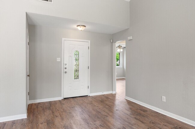 Building Photo - Move in by August 10th and receive a $250 ...