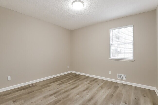 Building Photo - 1175 Riverside Trce