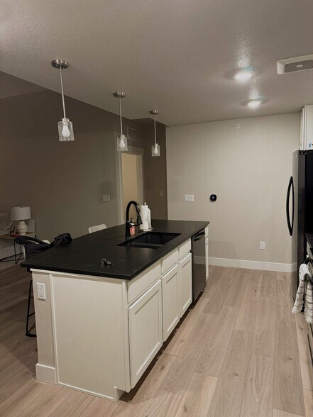 Building Photo - 827 Schlagel St