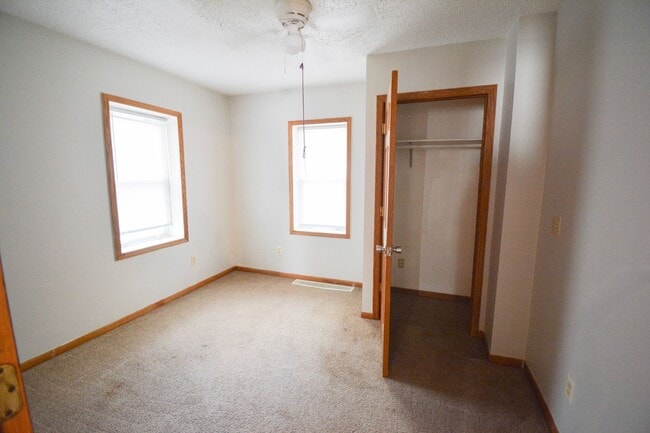 Building Photo - Cute house, great location, move in and make it your home!