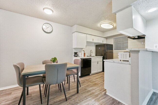 Building Photo - 2553 Thomason Cir