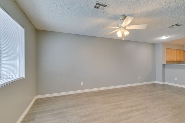 Building Photo - 2117 Willowbury Dr