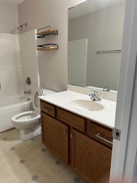 Building Photo - 421 Holly Ln