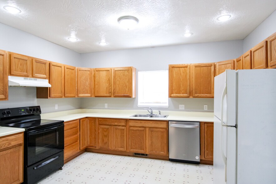 Building Photo - 613 S Main Ave