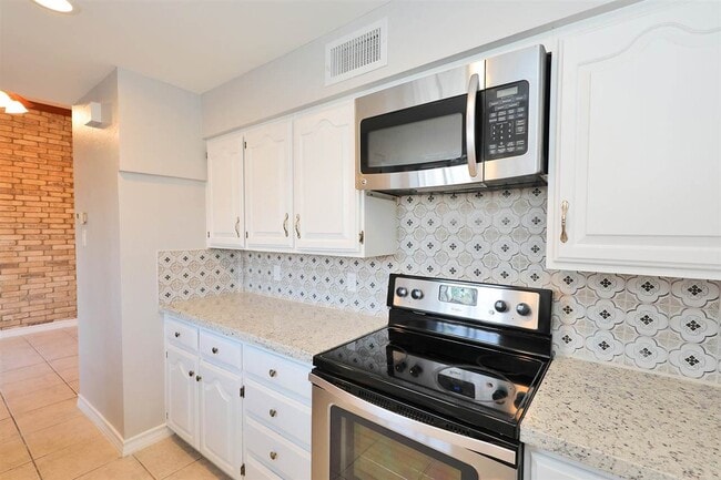 Building Photo - 2600 E San Jose St