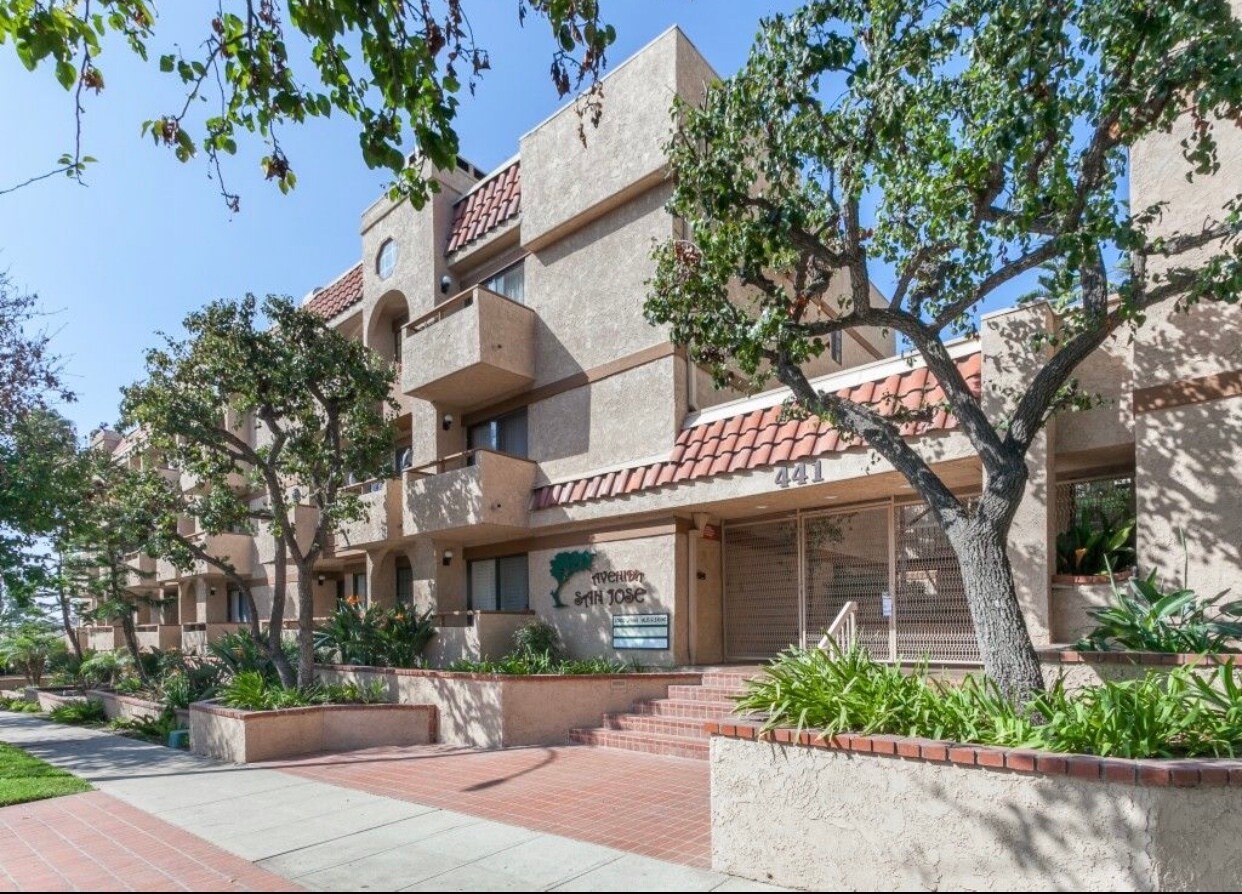 Building Photo - 441 E San Jose Ave