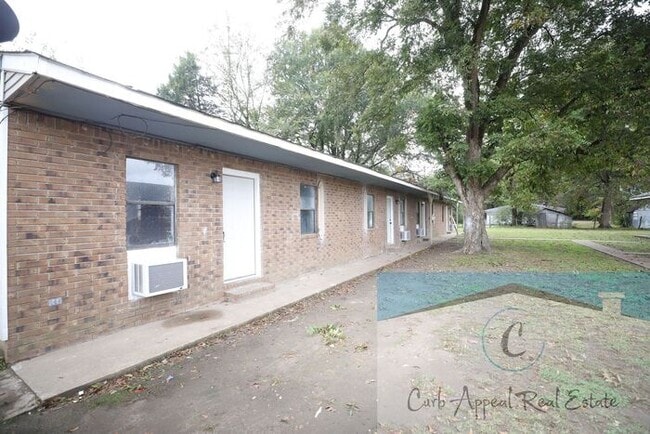 Building Photo - First month move in special $450!! 2-bedroom, 1-bath apt Trumann - HUD accepted