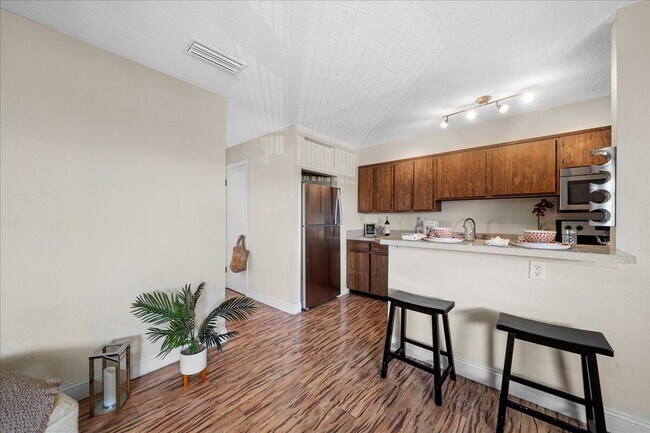 Building Photo - 302 Lincoln Ave