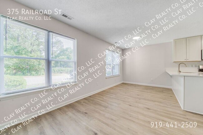 Building Photo - 375 Railroad St