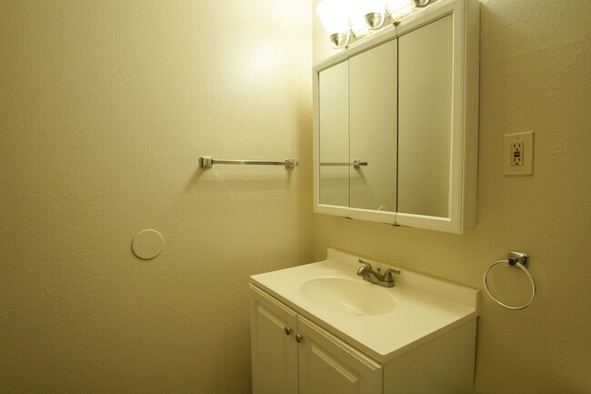 Building Photo - *Free Rent Special* Top Floor One Bedroom Near OHSU Ready Now!