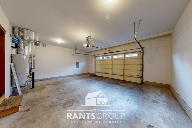 Building Photo - Move in Ready! Beautiful home in Puyallup! Easy Commute to JBLM!