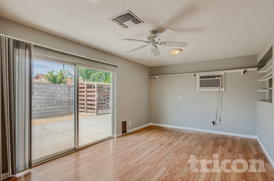 Building Photo - 2612 E Glade Ave