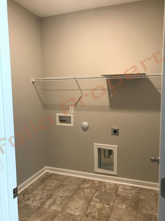 Building Photo - Grand 5 Bedroom 3 Baths House w/1st FL gue...