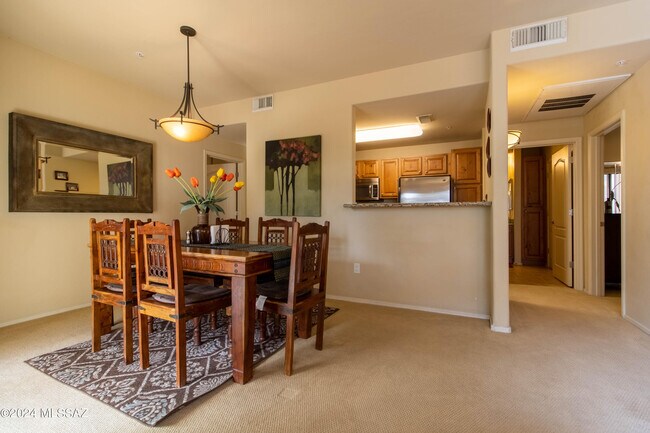 Building Photo - 2550 E River Rd